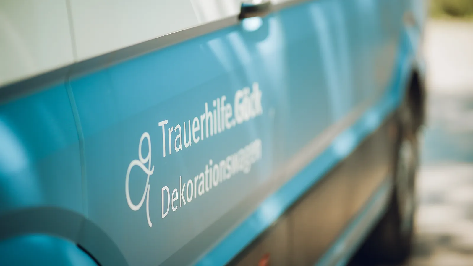 Dekorationswagen der Trauerhilfe Göck im hellblauen Farbton des Hauses